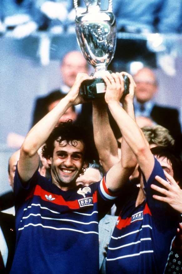 Michel Platini gilt Mitte der 80er Jahre als einer der besten Fussballer der Welt. Diego Maradona ist vielleicht als einziger damals noch eine Spur besser.