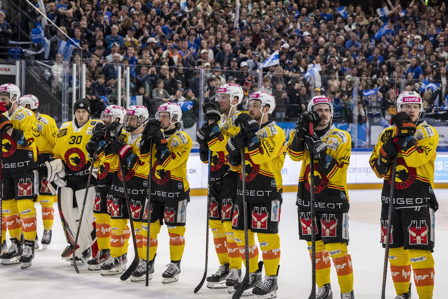 Die Berner nach der Niederlage beim Eishockey Playoff 1/4 Final, Spiel 7 der National League zwischen dem EV Zug und dem SC Bern am Samstag, 30. Maerz 2024 in Zug. (KEYSTONE/Urs Flueeler).