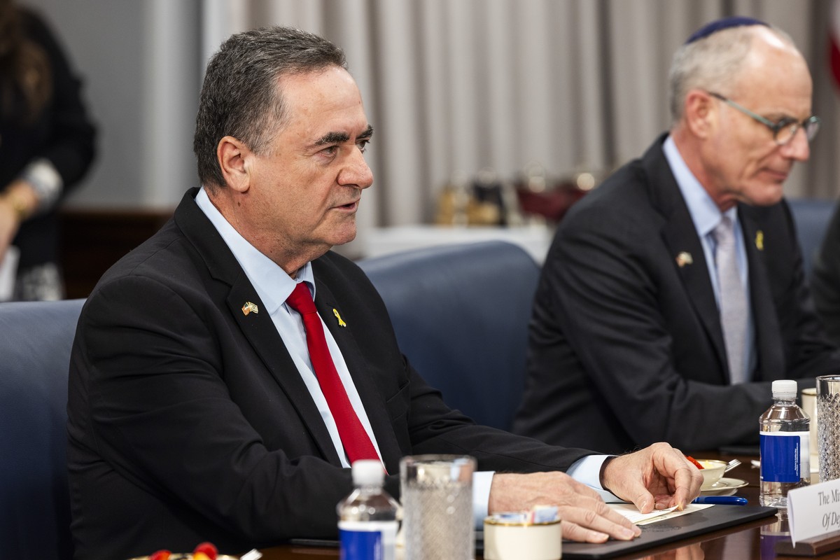 epa12245757 Israel's Minister of Defense Israel Katz (L) speaks to US Secretary of Defense Pete Hegseth (not pictured) at the Pentagon in Arlington, Virginia, USA, 18 July 2025. The two are expec ...