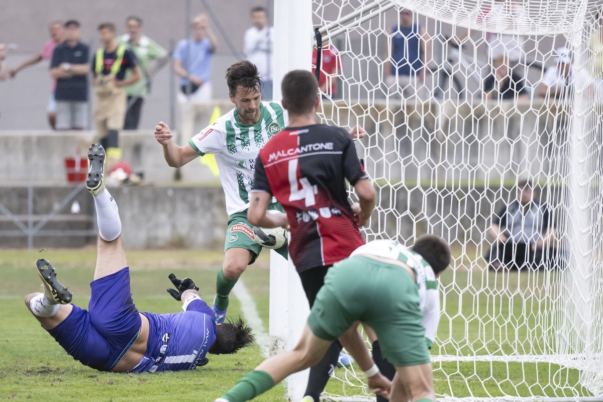 Lukas Goertler (St Gallen), hinten, schiesst das 0-2 im Spiel des 1/32 Finals des Schweizer Fussball Cups zwischen dem FC Malcanto, am Samstag, 17. August 2024 Centro Sportivo Comunale in Caslano. (KE ...