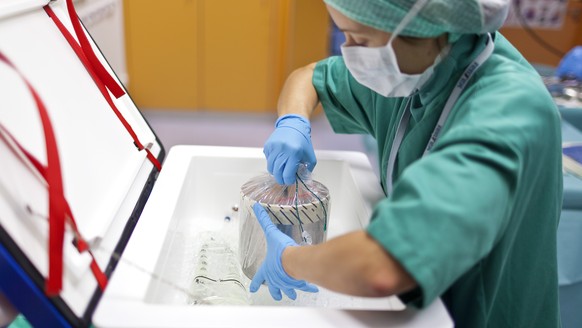 ARCHIV - Die Box mit dem Spenderherz wird im Operationssaal des Kinderspitals Zuerich aus der Kuehtruhe genommen, aufgenommen am Dezember 2011 in Zuerich. Es ist in der Schweiz die zweite Herztranspla ...