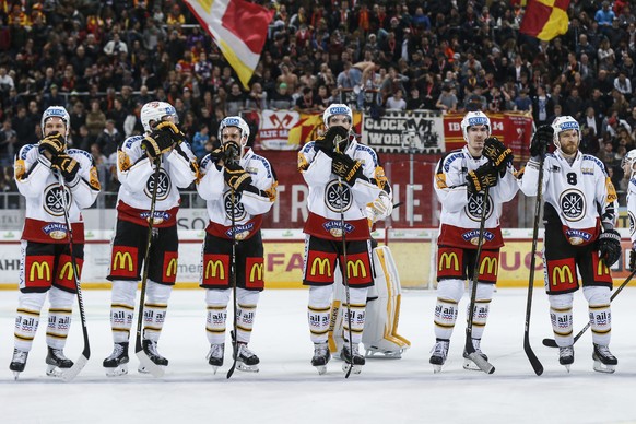 Luganos Spieler nach dem Eishockey Meisterschaftsspiel der National League A zwischen dem EHC Biel und dem HC Lugano, am Dienstag, 20. Dezember 2016, in der Tissot Arena in Biel. (KEYSTONE/Peter Klaun ...