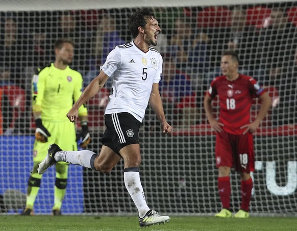 epa06178122 Germany&#039;s Mats Hummels celebrates scoring the 2-1 lead during the FIFA World Cup 2018 qualifying soccer match between Germany and Czech Republic in Prague, Czech Republic, 01 Septembe ...