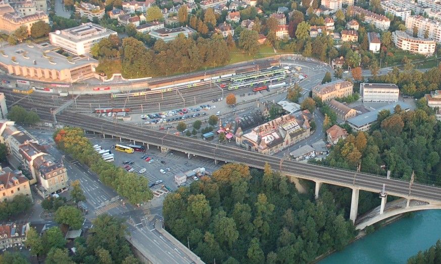 Im Zentrum des Bilds: Die Schützenmatte, jetzt noch ein Parkplatz, das Viadukt und die Reitschule.