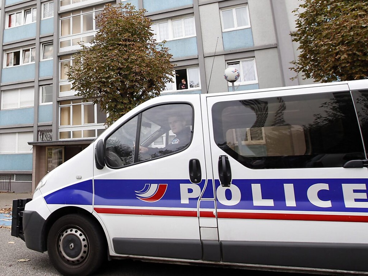 Moselle: une femme se disant séquestrée depuis 2011 découverte. Une femme qui affirme avoir été séquestrée par son mari depuis 2011 a été découverte par la police dans un appartement à Forbach, en Mos ...