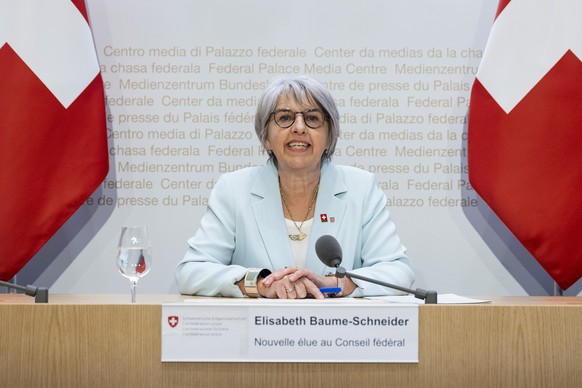 Die neugewaehlte Bundesraetin Elisabeth Baume Schneider, SP-JU, spricht nach ihrer Wahl an einer Medienkonferenz, am Mittwoch, 7. Dezember 2022, in Bern. (KEYSTONE/Peter Schneider)