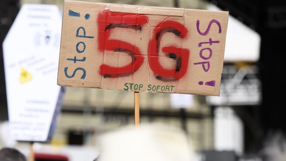 Personen protestieren mit Plakaten waehrend eine Demonstration gegen die Einfuehrung von 5G, am Samstag, 21. September 2019 auf dem Bundesplatz in Bern. Die Kundgebung will auf die Risiken der 5G-Mobi ...