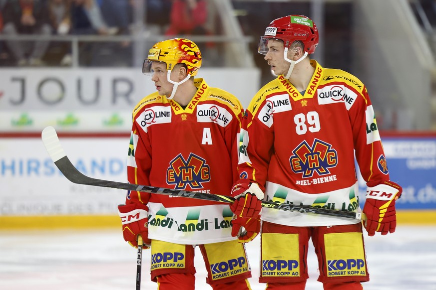 Biels PostFinance Top Scorer Toni Rajala, links, und Teamkollege Tino Kessler, im dritten Eishockey Playoff Viertelfinalspiel der National League zwischen EHC Biel und SC Bern, am Samstag, 18. Maerz 2 ...