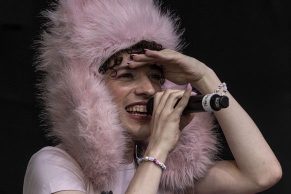 Nemo, Saenger und Sieger des Eurovision Song Contest, ESC, wird von der Stadt Biel offiziell empfangen, am Montag, 17. Juni 2024, in Biel. (KEYSTONE/Peter Schneider)