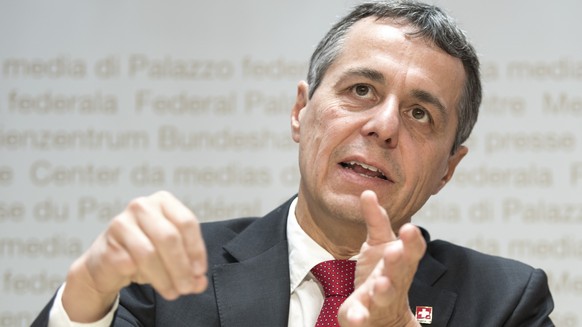 Bundesrat Ignazio Cassis spricht an einer Medienkonferenz ueber das Europadossier, am Freitag, 28. September 2018, in Bern. (KEYSTONE/ Peter Schneider)