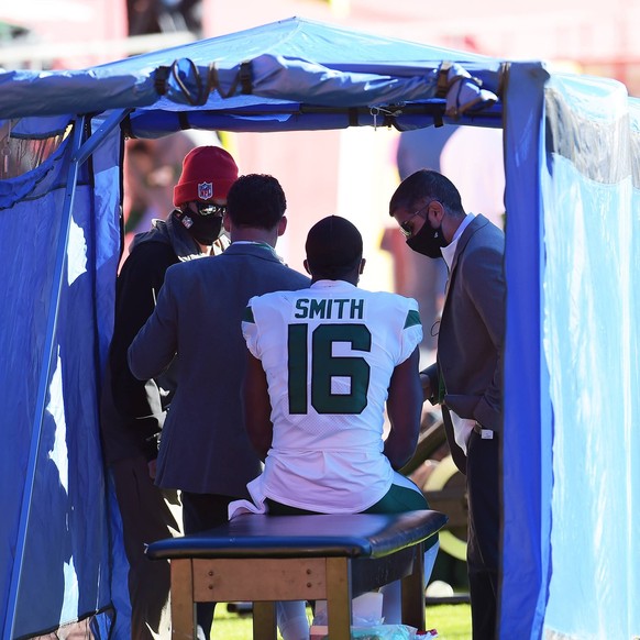 IMAGO / ZUMA Wire

November 01, 2020: New York Jets wide receiver Jeff Smith (16) is checked for a concussion during the NFL, American Football Herren, USA Football Game between the New York Jets and  ...