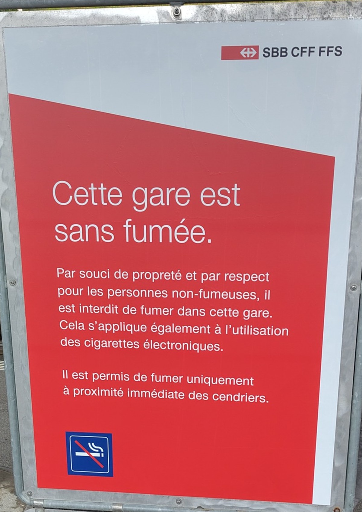Gare CFF de La Chaux-de-Fonds. Opération des CFF contre la cigarette