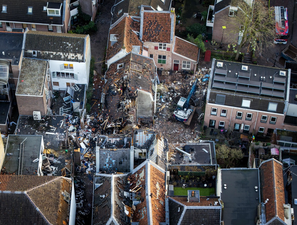 KEYPIX - epa12652787 An aerial picture taken with a drone shows damaged buildings in Visscherssteeg a day after a massive fire and explosion, in the historic city center of Utrecht, the Netherlands, 1 ...