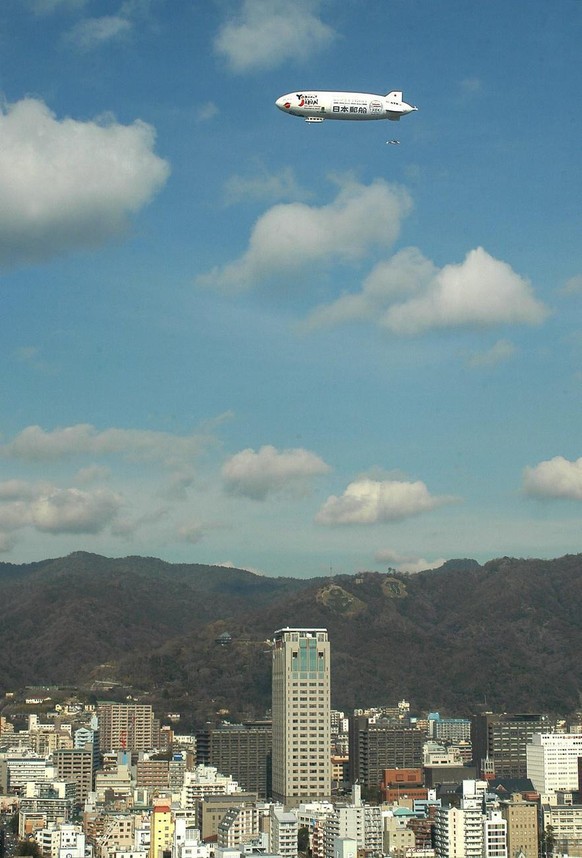 The world&#039;s largest airship, the Zeppelin NT, leaves Kobe in western Japan for Nagoya, central Japan, on Friday, 14 January 2005, after a test flight earlier in the day to publicize the 2005 Worl ...