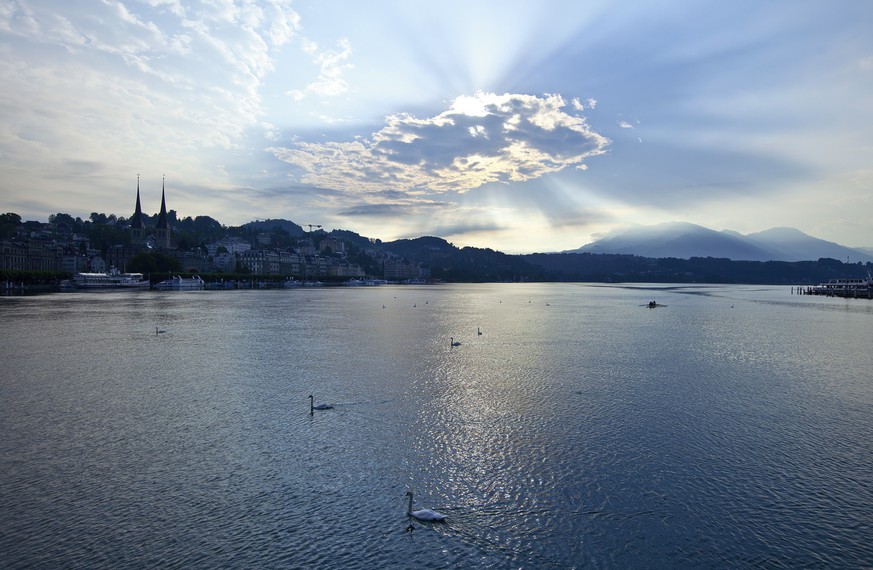 The sun hides behind a cloud above Lake Lucerne with &quot;Hofkirche St.Leodegar&quot; church in Lucerne and &quot;Rigi&quot; mountain (right), pictured on June 11, 2010. (KEYSTONE/Gaetan Bally)

Die  ...