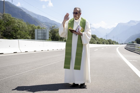 Le cure Paul Martone donne sa benediction lors de l&#039;ouverture officielle du nouveau tron�on de l&#039;autoroute A9 Schnidrigu - Wanne ouest (GERA) entre les jonctions de Gampel-Steg et Rarogne, c ...