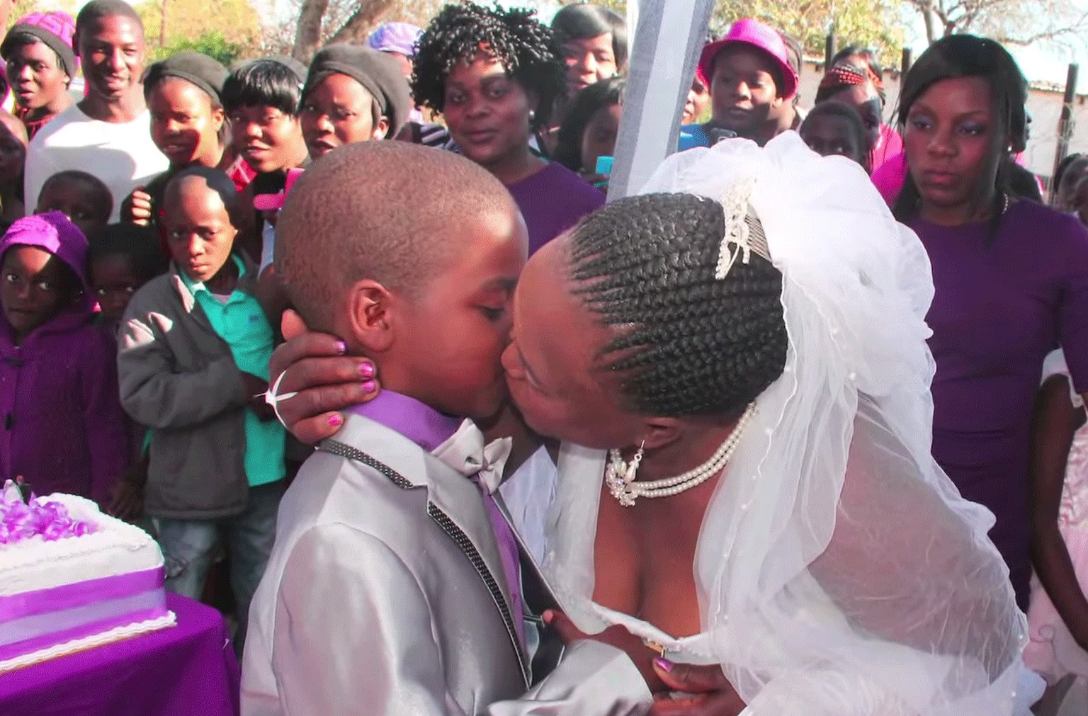 Die Gesichter der Zuschauer legen nahe, dass so eine Hochzeit auch in Südafrika nicht alltäglich ist. (Beachten Sie: Von hinten links erntet der Bub scheinbar Hochachtung.)