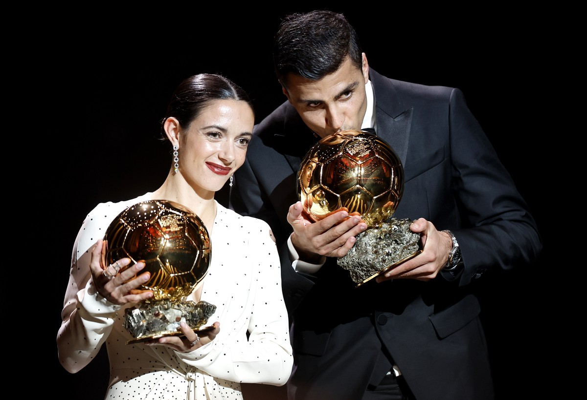 epa11689626 Manchester City and Spain midfielder Rodri and Barcelona player Aitana Bonmati pose with their trophies after winning the Men's and Women's Ballon d'Or 2024 awards at the Ba ...