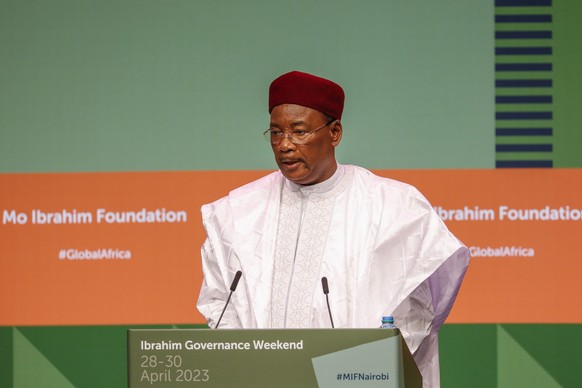 epa10597646 Recipient of the 2021 Ibrahim Laureate award and former President of Niger Mahamadou Issoufou (C) speaks after receiving the award medal during the Mo Ibrahim Foundation African Leadership ...