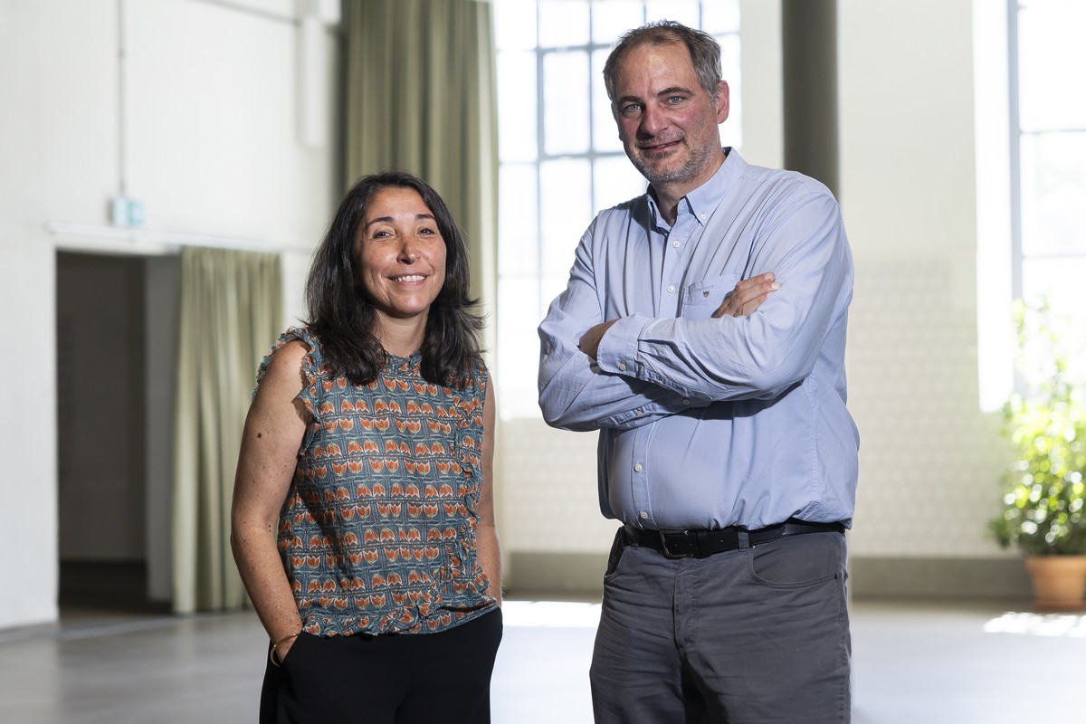 Laurence Perez, gauche, Directrice artistique, et Olivier Schinz, droite, Directeur general , posent pour le photographe lors de la conference de presse de la presentation des premiers jalons de la pr ...