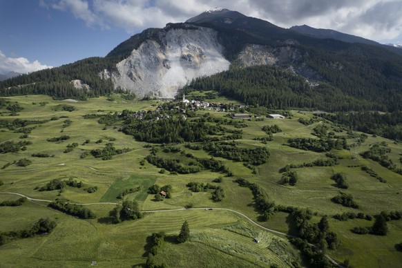 Ein Bauer maeht seine Wiese in der &quot;roten Zone&quot;, aufgenommen am Dienstag, 6. Juni 2023, in Brienz. Die Bauern des Dorfes durften heute erstmals seit der Evakuierung des Dorfes unter dem Brie ...