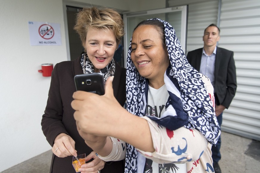 La conseillere federale Simonetta Sommaruga parle avec des refugies lors des portes ouvertes du Centre federal pour requerants d'asile, CFA, ce samedi 1 septembre 2018 a Boudry. (KEYSTONE/Laurent ...