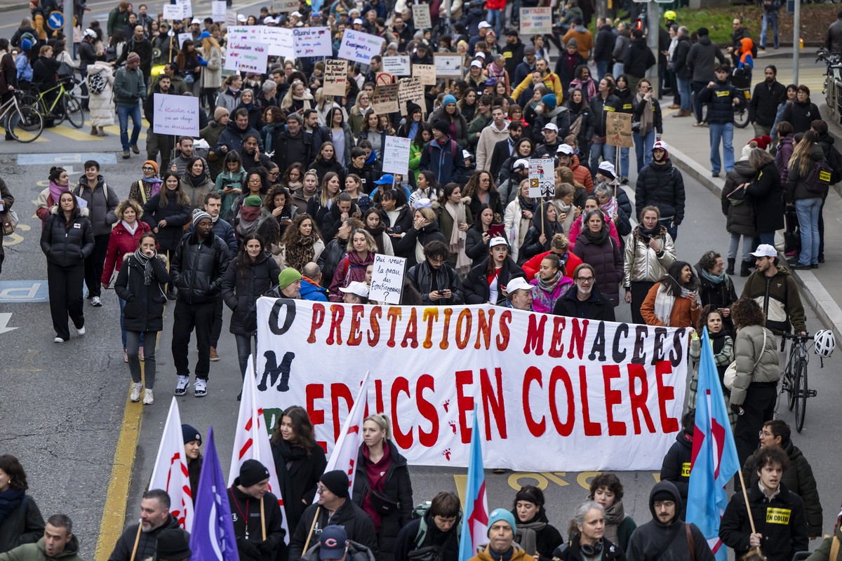 Manifestation et greve du personnel de l'Etat de Geneve qui ont manifeste dans les rue de ville afin de protester contre le projet du budget 2026 et le maintien des mecanismes salariaux, ce jeudi ...
