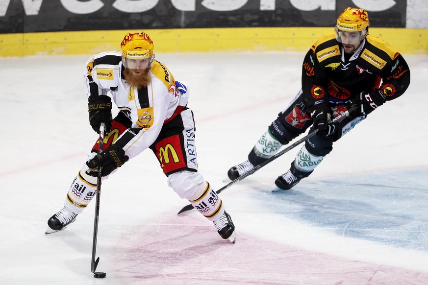 Berns Topscorer Mark Arcobello, rechts, im Kampf mit Luganos Topscorer Linus Klasen im ersten Eishockey Playoff Halbfinalspiel der National League A zwischen dem SC Bern und dem HC Lugano, am Dienstag ...