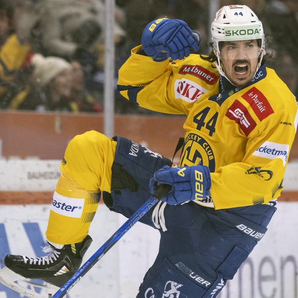 Matej Stransky (HCD) jubelt nach seinem Ausgleichstor zum 1:1 im Spiel der Eishockey National League zwischen SC Bern, SCB, und HC Davos, HCD, vom Freitag, 22. November 2024 in Postfinance Arena in Be ...