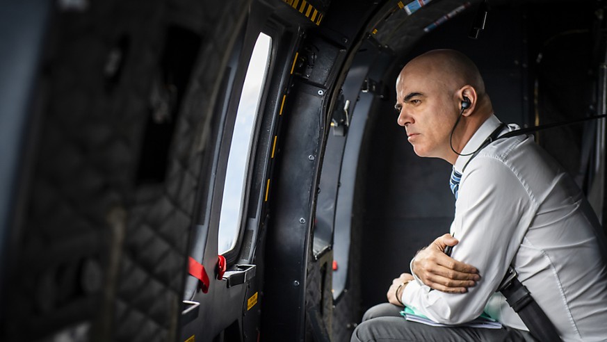 Bundesrat Alain Berset im Helikopter unterwegs in den Kanton Graubünden.