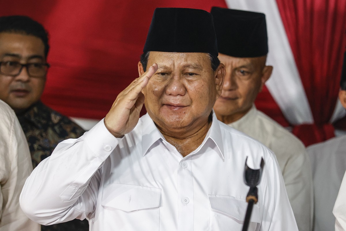 epa11231946 Indonesia's President-elect Prabowo Subianto greets supporters after delivering his victory speech following the official announcement of the election results in Jakarta, Indonesia, 2 ...