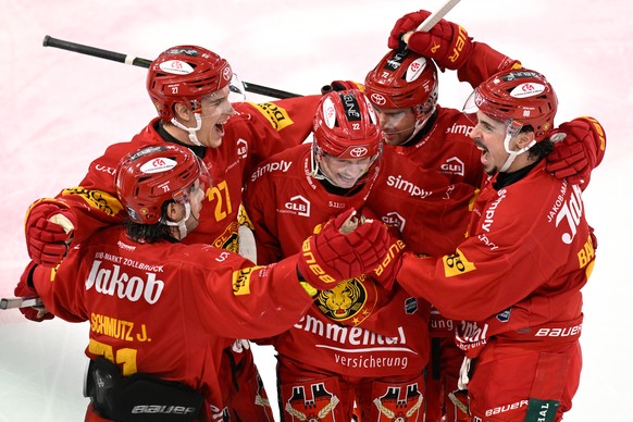 Tigers Julian Schmutz, Santtu Kinnunen, Joel Salzgeber, Samuel Erni, Jerome Bachofner, Torschuetze zum 2:1 jubeln beim Eishockey-Qualifikationsspiel der National League, zwischen den SCL Tigers und de ...
