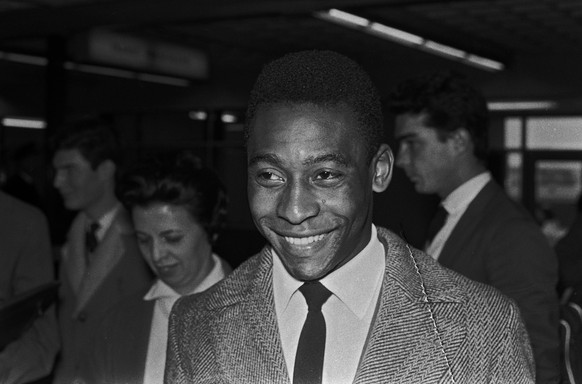 Brazilian football team from Paris arrived at Schiphol. Pele head Date April 29, 1963 Location Noord-Holland, Schiphol 1062_05_L_-227-