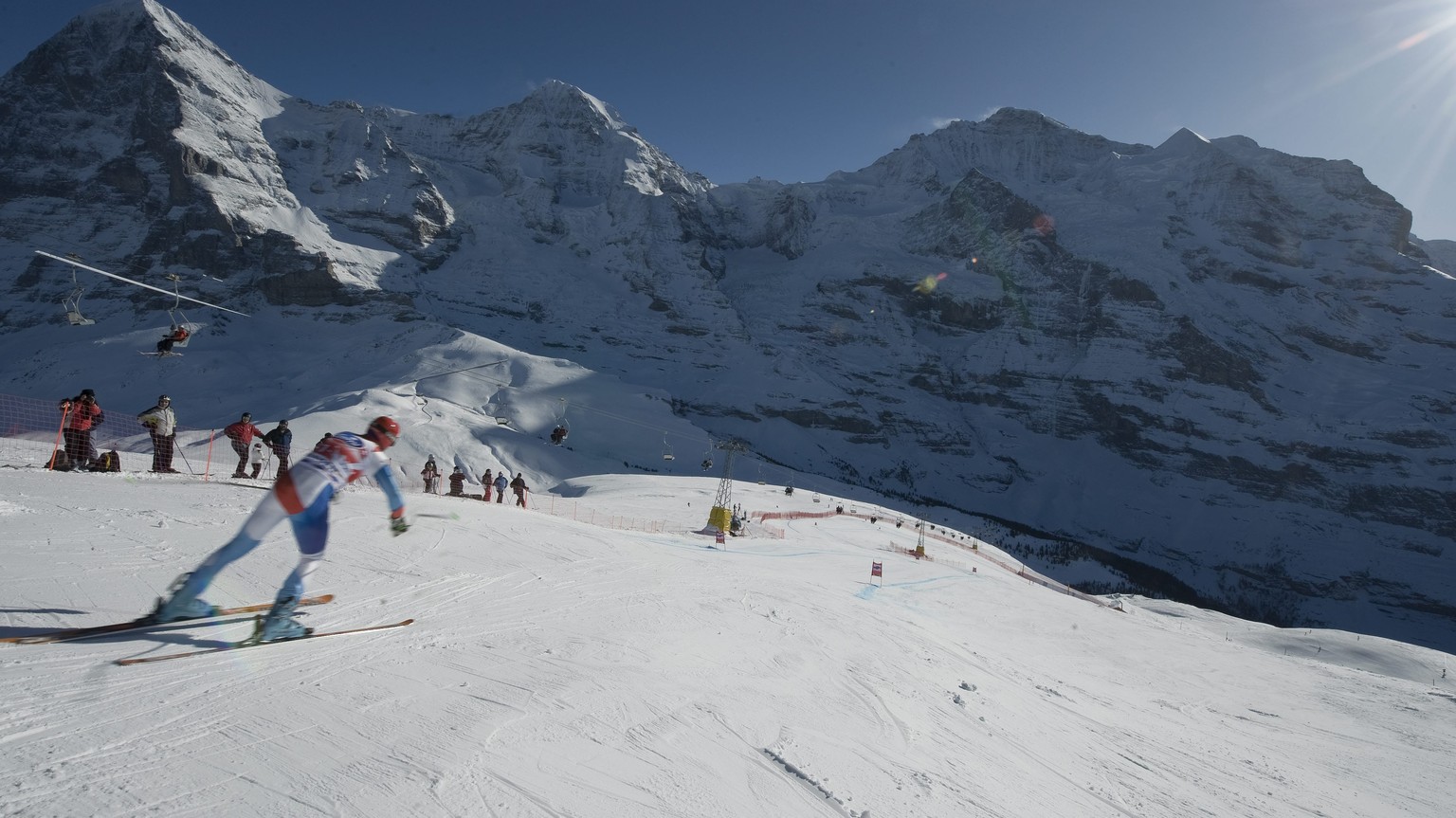 ZUM 50. JAHRESTAG DER FIS SKI WELTCUP-RENNEN AM LAUBERHORN IN WENGEN IM BERNER OBERLAND, SCHWEIZ, STELLEN WIR IHNEN FOLGENDES BILDMATERIAL ZUR VERFUEGUNG - Swiss ski racer Silvan Zurbriggen starts dur ...
