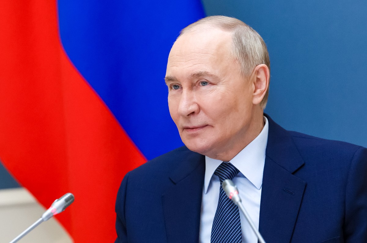 epa12143770 Russian President Vladimir Putin attends a meeting via videoconference with mothers awarded the honorary title of 'Mother Heroine' and families decorated with the 'Order of  ...