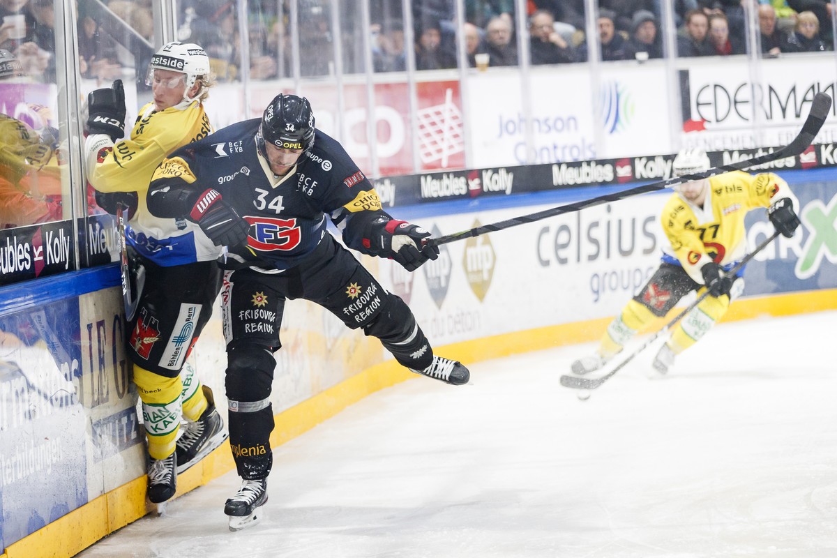 Le defenseur bernois Colin Gerber, gauche, lutte pour le puck avec l'attaquant fribourgeois Daniel Brodin, droite, lors de la rencontre du championnat suisse de hockey sur glace de National Leagu ...