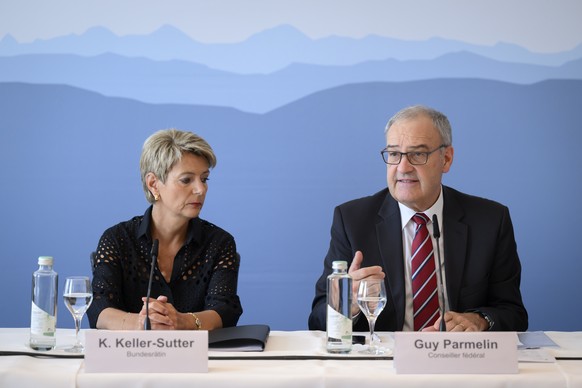 Bundesrat Guy Parmelin, rechts, spricht an der Seite von Bundesraetin Karin Keller-Sutter, links, waehrend einer Medienkonferenz zu Schutzstatus S, am Donnerstag, 16. Juni 2022 im Bernerhof in Bern. B ...