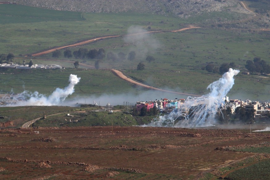 Mindestens 22 Granaten soll das israelische Militär laut der Nachrichtenagentur Reuters auf libanesisches Gebiet abgefeuert haben.