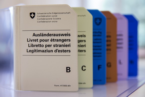 Various foreign residence permits cases are lined up on a table at the registration and migration office in Thun, Switzerland, on Monday, September 15, 2014. (KEYSTONE/Peter Klaunzer)

Huellen fuer di ...