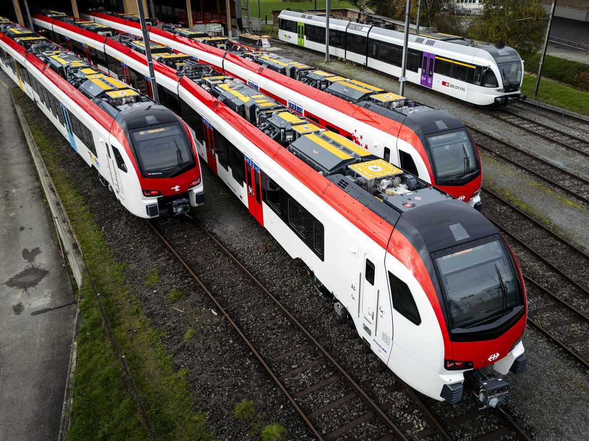 Drei neue Flirt Evo Zuege der Stadler Rail, von Thurbo, SBB, und RegionAlps, links nach rechts, sowie ein vorgaengermodell ein GTW Thurbo, hinten, waehrend einer gemeinsamen Praesentation der SBB, Thu ...