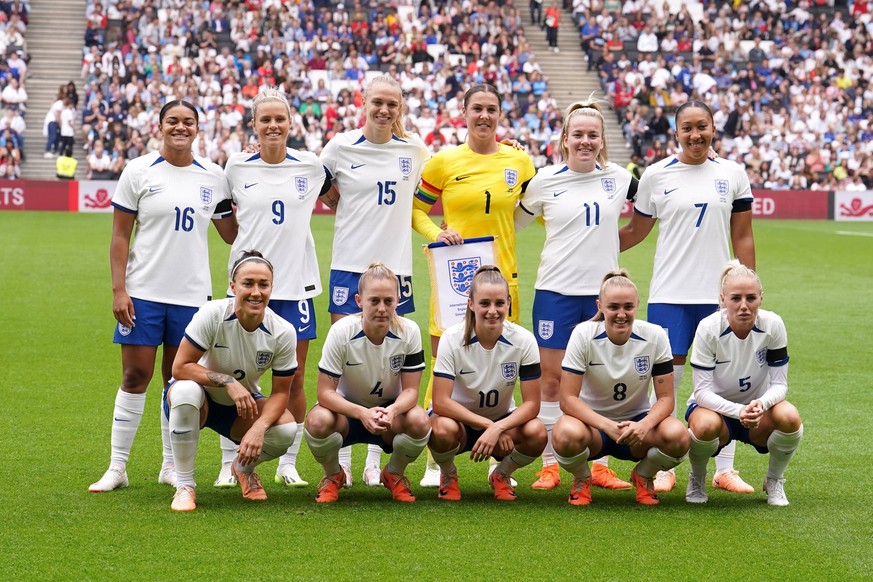 England v Portugal - Women s International Friendly, Länderspiel, Nationalmannschaft - Stadium MK left to right, back to front England s Jess Carter, Rachel Daly, Esme Morgan, goalkeeper Mary Earps, L ...