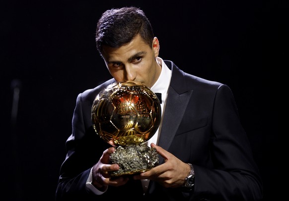 epa11689617 Manchester City and Spain midfielder Rodri kisses the trophy after winning the Men&#039;s Ballon d&#039;Or 2024 award at the Ballon d&#039;Or 2024 ceremony at the Theatre du Chatelet in Pa ...