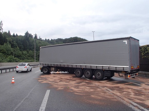 Das havarierte Fahrzeug blockierte zwei der drei Fahrstreifen, wobei ausgelaufenes Öl die Fahrbahn verschmutzte.