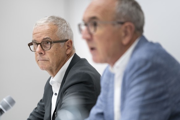 Andre Zemp (links), Praesident des Spitalrats des Universitaetsspitals Zuerich, informiert und stellt Niklaus Oberholzer als Leiter der unabhaengigen Untersuchungskommission vor, die die Vorkommnisse  ...