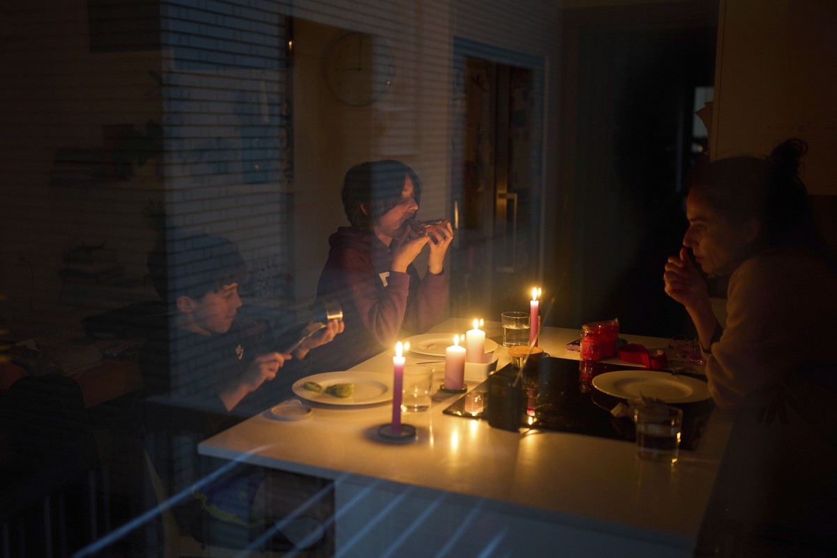KEYPIX - A family eats a snack by candlelight during a blackout in Barcelona, Spain, Monday, April 28, 2025. (AP Photo/Emilio Morenatti)