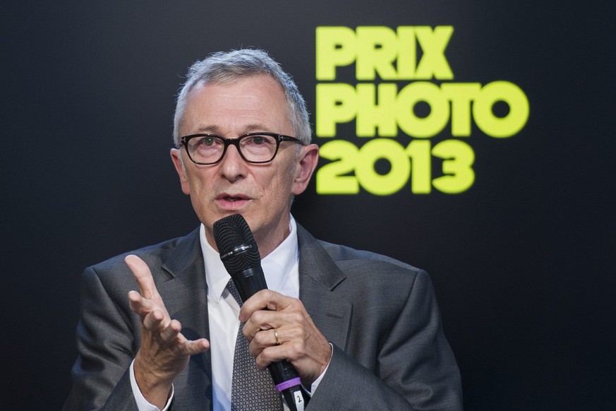 Journalist Peter Rothenbuehler spricht an der Prix Photo 2013 Verleihung am Dienstag, 17. September 2013, im Schiffbau in Zuerich. Am Wettbewerb beteiligten sich 150 Profi- und Nachwuchsfotografinnen  ...