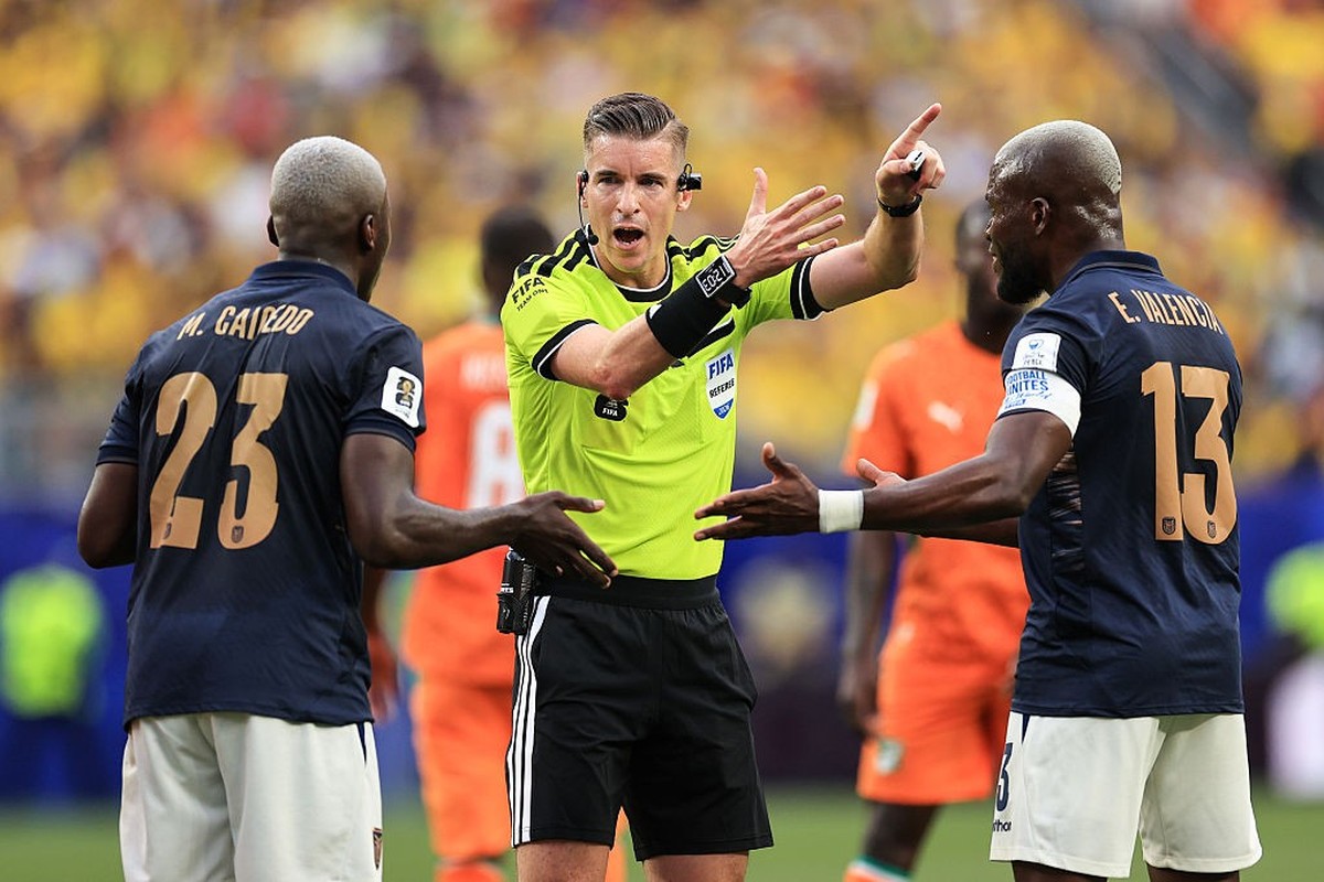 PHILADELPHIA, PENNSYLVANIA - JUNE 14: Match referee Francois Letexier talks to Moises Caicedo of Ecuador and Enner Valencia of Ecuador during the FIFA World Cup 2026 Group E match between Cote D' ...