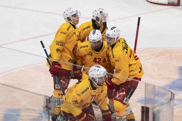 From left, Joel Salzgeber (SCL), Hannes Bjoerninen (SCL), Phil Baltisberger (SCL), Saku Maeenalanen (SCL) and Julian Schmutz (SCL) celebrate 2-4 goal during the National League game between HC Lugano  ...