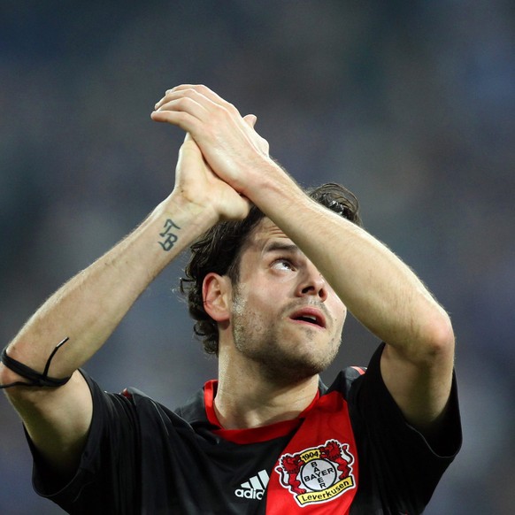 ARCHIVBILD ZUR RUECKTRITT VON BARNETTA IM SOMMER --- epa03157786 Leverkusen&#039;s Tranquillo Barnetta applauds supporters after the German Bundesliga soccer match between FC Schalke 04 and Bayer Leve ...