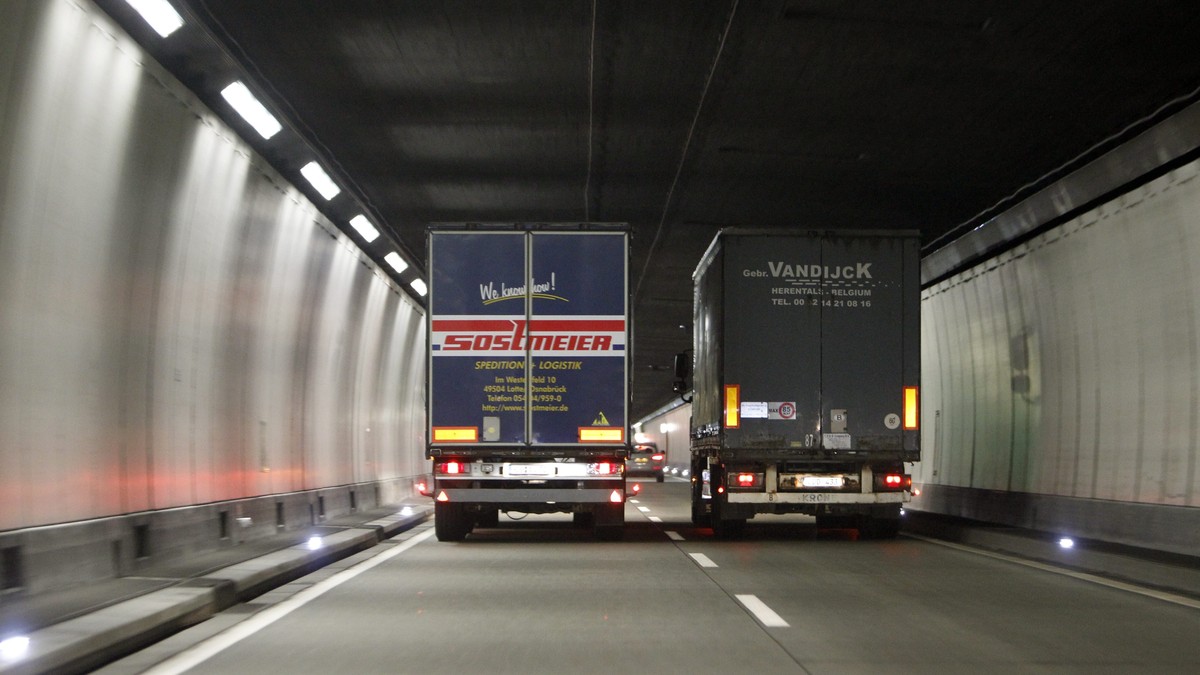 ARCHIVBILD ZUR MEDIENKONFERENZ DER ASTAG UND DES VERBANDES OEFFENTLICHER VERKEHR ZUM KABOTAGEVERBOT, AM DONNERSTAG, 3. MAI 2018 - Zwei Lastwagen bei einem ueberholmanoever im Seelisbergtunnel in Fahrt ...